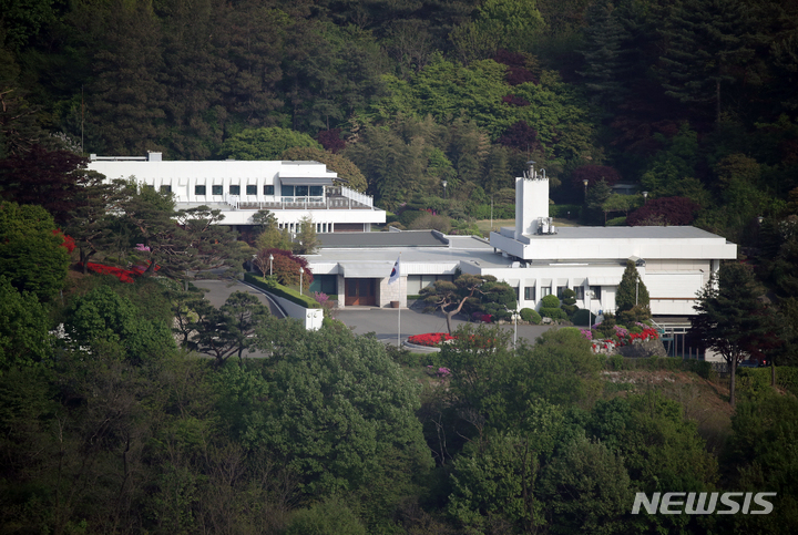 [서울=뉴시스] 조성우 기자 = 윤석열 대통령 당선인이 취임 후 사용할 새 관저로 서울 한남동 외교부 장관 공관이 확정됐다. 사진은 24일 오후 서울 남산에서 바라본 외교부 장관 공관의 모습. 2022.04.24. xconfind@newsis.com