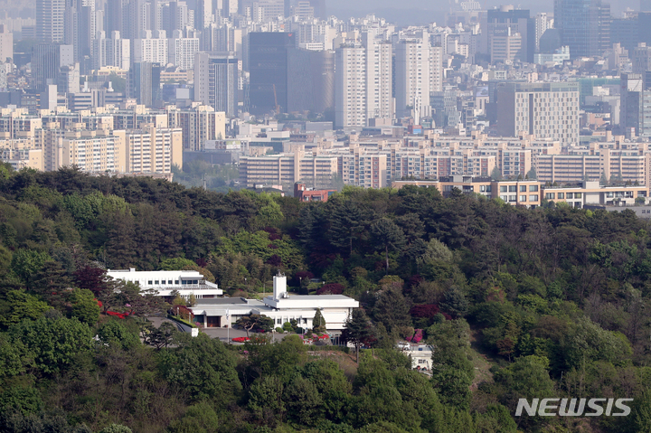 [서울=뉴시스] 조성우 기자 = 윤석열 대통령 당선인이 취임 후 사용할 새 관저로 서울 한남동 외교부 장관 공관이 확정됐다. 사진은 24일 오후 서울 남산에서 바라본 외교부 장관 공관의 모습. 2022.04.24. xconfind@newsis.com