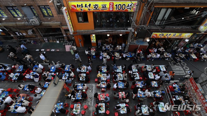 [서울=뉴시스] 백동현 기자 = 거리두기 전면 해제 첫 일요일인 24일 오후 서울 중구 을지로3가 노가리골목에서 많은 시민들이 주말 오후를 즐기고 있다. 2022.04.24. livertrent@newsis.com