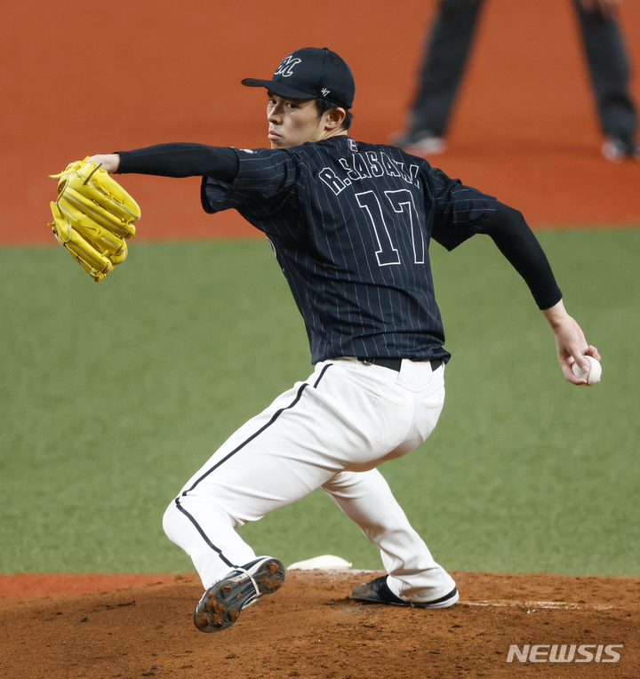 [오사카=AP/뉴시스] 일본프로야구 지바 롯데 마린스의 사사키 로키. 2022.04.24