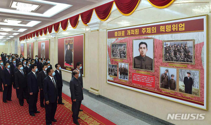 [서울=뉴시스]25일 북한 조선노동당 기관지 노동신문은 지난 24일 조선인민혁명군 창건 90주년 계기 중앙사진전람회가 개막했다고 보도했다. (사진=노동신문 홈페이지 갈무리) 2022.04.25