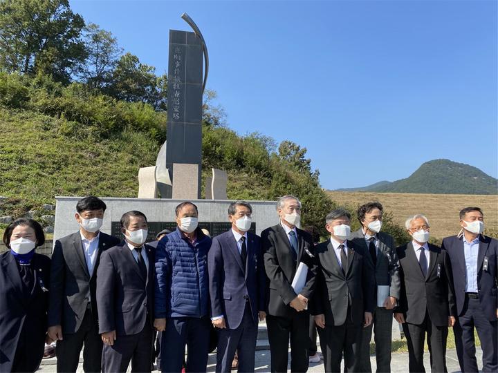 구례여순사건 희생자 위령탑 앞에서 위령제를 마치고 유족회와 김순호 구례군수, 지역 국회의원 등이 기념촬영하고 있다. 유족회 제공 *재판매 및 DB 금지