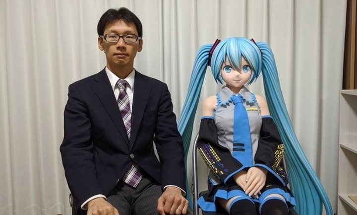 [서울=뉴시스] 컴퓨터 프로그램으로 만들어진 가상 팝 가수 하츠네 미쿠(오른쪽)와 10년간의 연애 끝에 2018년 결혼식을 올린 일본 남성 곤도 아키히코(38·왼쪽)의 모습. (출처 : 곤도 아키히코 인스타그램) 2022.04.25. *재판매 및 DB 금지