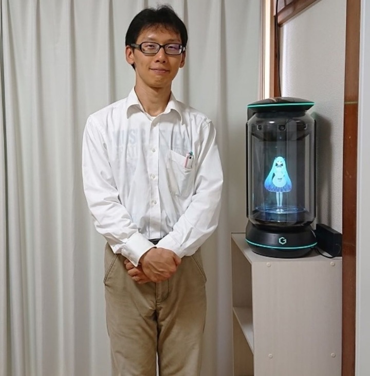 [서울=뉴시스] 게이트 박스에 소환된 가상 팝 가수 하츠네 미쿠(오른쪽)와 10년간의 연애 끝에 2018년 결혼식을 올린 일본 남성 곤도 아키히코(38·왼쪽)의 모습. (출처 : 곤도 아키히코 인스타그램) 2022.04.25. *재판매 및 DB 금지