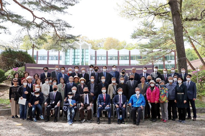 [서울=뉴시스]삼육대 관계자들이 옛터 기념비 제막식에서 기념 사진을 촬영하고 있다. 사진 삼육대 *재판매 및 DB 금지