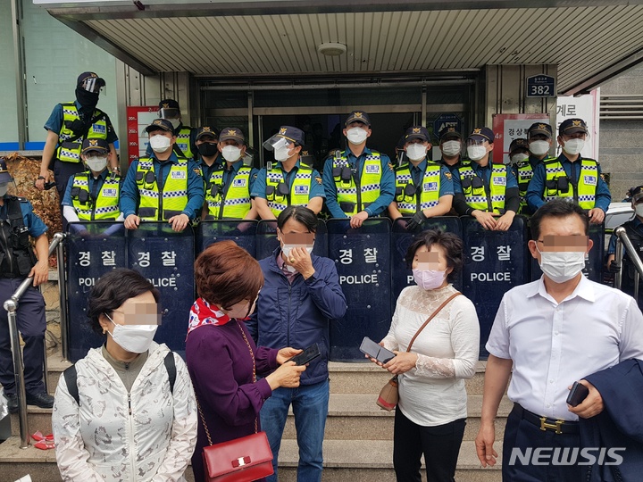 [대구=뉴시스] 정창오 기자=25일 오후 국민의힘 경북도당 출입구가 경찰에 의해 봉쇄되고 있다. 2022.04.25 jco@newsis.com