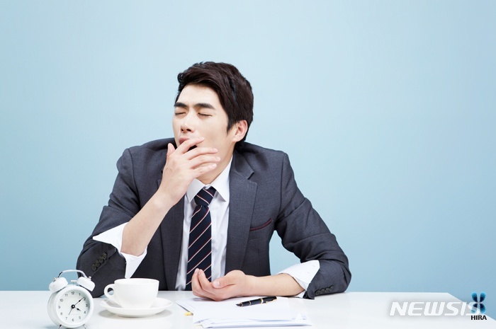 [서울=뉴시스]코로나19 장기화로 늘어난 실내 생활로 신체리듬이 깨지면 밤잠을 이루기 쉽지 않다. 코로나19 감염에서 회복된 후 코로나 후유증으로 불면증을 호소하는 사람들도 늘고 있다. (사진= 건강보험심사평가원 제공) 2022.04.25