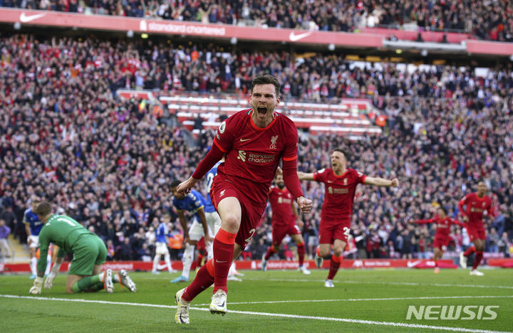 [리버풀=AP/뉴시스] 리버풀의 앤드류 로버트슨이 25일(한국시간) 영국 리버풀 안필드에서 열린 에버튼과 2021~22 EPL 홈경기에서 선제 결승골을 터뜨린 뒤 세리머니를 하고 있다. 2022.04.25.