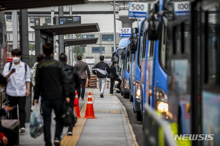 [서울=뉴시스] 정병혁 기자 = 서울 시내버스 노조가 26일 총파업을 예고한 가운데 25일 오전 서울 중구 서울역버스환승센터에서 시민들이 버스에 탑승하고 있다. 노조는 이날 오후 마지막 쟁의조정에 들어가며 최종 교섭에 실패하면 26일 첫차부터 파업이 시작될 예정이다. 2022.04.25. jhope@newsis.com