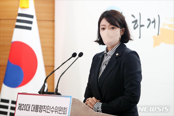 [서울=뉴시스] 인수위사진기자단 = 배현진 대통령 당선인 대변인이 25일 오전 서울 종로구 통의동 대통령직인수위원회 공동기자회견장에서 일일브리핑을 하고 있다.2022.04.25. photo@newsis.com