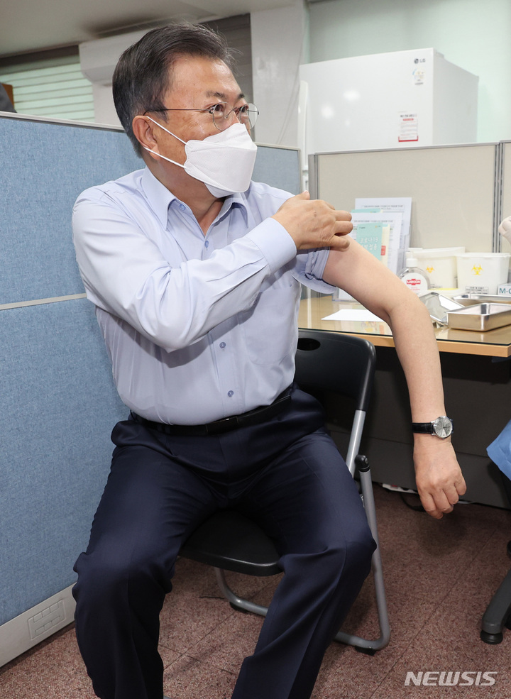 [서울=뉴시스] 김진아 기자 = 문재인 대통령이 25일 오전 서울 종로구보건소에서 화이자사의 백신으로 코로나19 4차 예방접종을 하고 있다. 2022.04.25. bluesoda@newsis.com