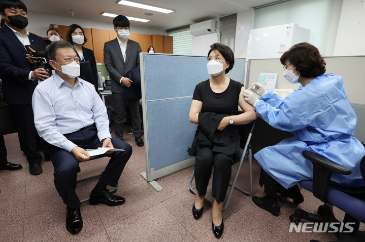 [서울=뉴시스] 김진아 기자 = 문재인 대통령이 25일 오전 서울 종로구보건소에서 화이자사의 백신으로 코로나19 4차 예방접종을 마친 뒤 김정숙 여사 접종 모습을 지켜보고 있다. 2022.04.25. bluesoda@newsis.com