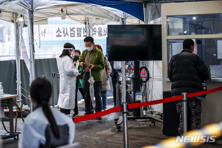 [서울=뉴시스] 정병혁 기자 = 0시 기준 국내 코로나19 신규확진자가 3만4370명으로 집계된 25일 오전 서울 중구 서울역광장에 설치된 임시선별검사소를 찾은 시민들이 검사를 위해 줄 서 있다. 2022.04.25. jhope@newsis.com