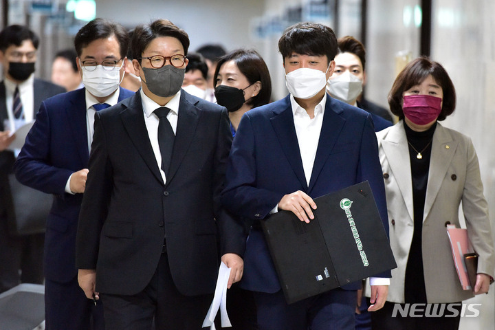 [서울=뉴시스] 고범준 기자 = 국민의힘 이준석 대표와 권성동 원내대표가 25일 서울 여의도 국회에서 열린 최고위원회의에 참석하고 있다. (공동취재사진) 2022.04.25. photo@newsis.com