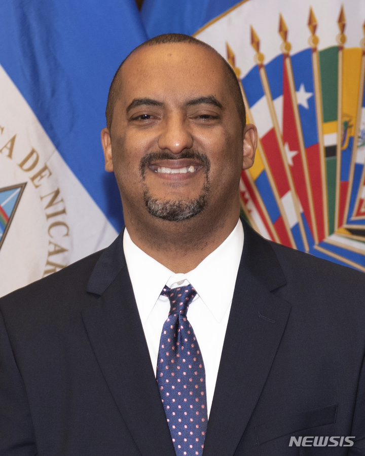 [워싱턴=AP/뉴시스]지난 3월23일 니카라과 정부를 독재 정권이라고 비난했던 아르투로 맥필즈 미주기구(OAS) 니카라과 대표가 지난해 11월5일 워싱턴에서 사진 촬영을 위해 포즈를 취하고 있다. 니카라과 정부는 24일(현지시간) 미주기구(OAS)의 니카라과 사무소를 폐쇄하고 직원들을 추방할 것이라고 밝혔다. 2022.4.25