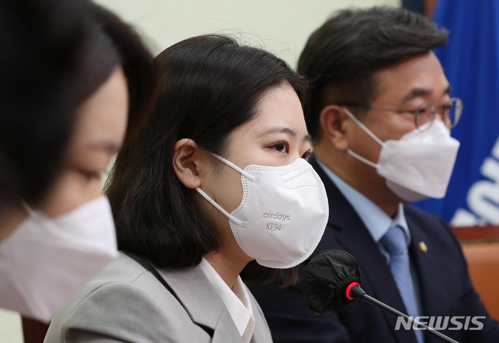 [서울=뉴시스] 최진석 기자 =&nbsp; 박지현(가운데) 더불어민주당 공동비상대책위원장이 25일 오전 서울 여의도 국회에서 열린 비상대책위원회의에서 모두발언을 하고 있다. (공동취재사진) 2022.04.25. photo@newsis.com
