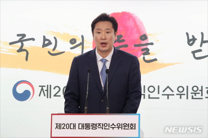 [서울=뉴시스] 인수위사진기자단 = 홍경희 인수위 부대변인이 25일 오전 서울 종로구 통의동 대통령직인수위원회 공동기자회견장에서 현안브리핑을 하고 있다. 2022.04.25. photo@newsis.com