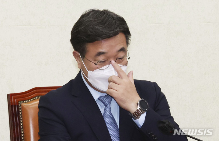[서울=뉴시스] 최진석 기자 = 윤호중 더불어민주당 공동비상대책위원장이 25일 국회에서 열린 비상대책위원회 회의에서 안경 고쳐쓰는 있다. (공동취재사진) 2022.04.25. photo@newsis.com