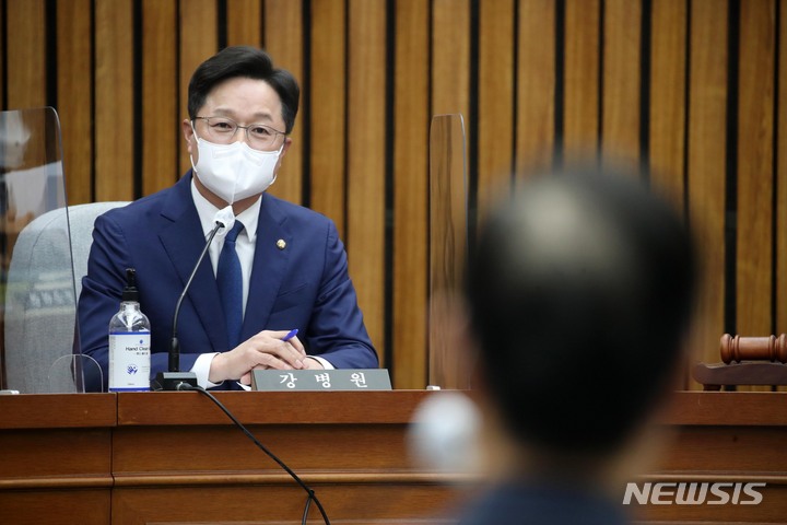 [서울=뉴시스] 김선웅 기자 = 강병원 더불어민주당 의원이 지난 25일 서울 여의도 국회에서 열린 한덕수 국무총리 후보자 인사청문회에서 후보자의 자료제출 미비에 항의하는 발언을 하고 있다. 2022.04.25. mangusta@newsis.com