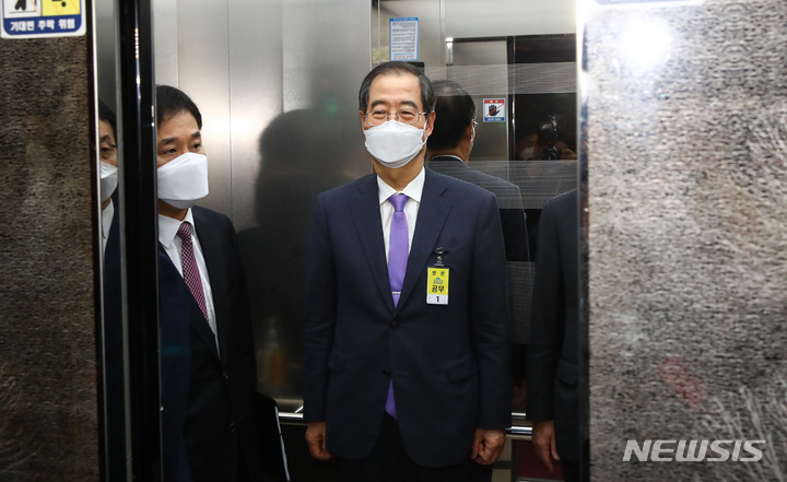 [서울=뉴시스] 고범준 기자 = 한덕수 국무총리 후보자가 25일 국회에서 열린 인사청문특별위원회가 정회되자 대기실로 이동하기 위해 엘리베이터에 탑승하고 있다. (공동취재사진) 2022.04.25. photo@newsis.com