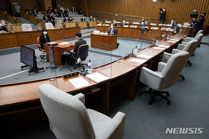 [서울=뉴시스] 전진환 기자 = 25일 서울 여의도 국회에서 열린 한덕수 국무총리 후보자에 대한 인사청문회에 더불어민주당과 정의당 의원들의 자리가 비어 있다. 더불어민주당과 정의당은 한 후보자의 자료제출 부실에 항의, 청문회를 보이콧했다. (공동취재사진) 2022.04.25. photo@newsis.com