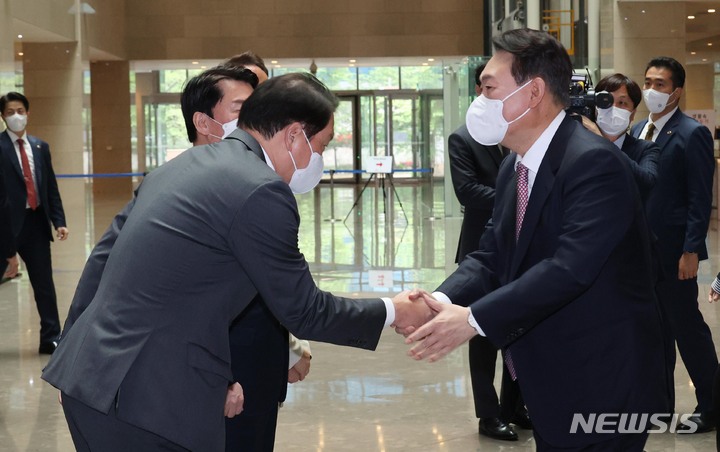 [성남=뉴시스] 인수위사진기자단 = 윤석열 대통령 당선인이 25일 오전 경기도 성남 분당구 SK바이오사이언스를 방문해 최태원 SK그룹 회장과 인사를 나누고 있다. 2022.04.25. photo@newsis.com