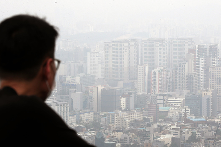 [서울=뉴시스] 백동현 기자 = 서울 남산에서 바라본 서울 시내 아파트 모습. 전날 KB부동산에 따르면 이달 11일 기준 전국 주택 평균 매매가격 상승률은 전월보다 0.11%포인트 상승한 0.21%를 기록했다. 이는 지난해 11월 이후 4개월 연속 상승 폭이 축소하다가 5개월 만에 다시 확대된 것으로, 새 정부의 부동산 규제 완화정책에 대한 기대감이 커지면서 집값도 들썩인 것으로 분석된다. 2022.04.25. livertrent@newsis.com