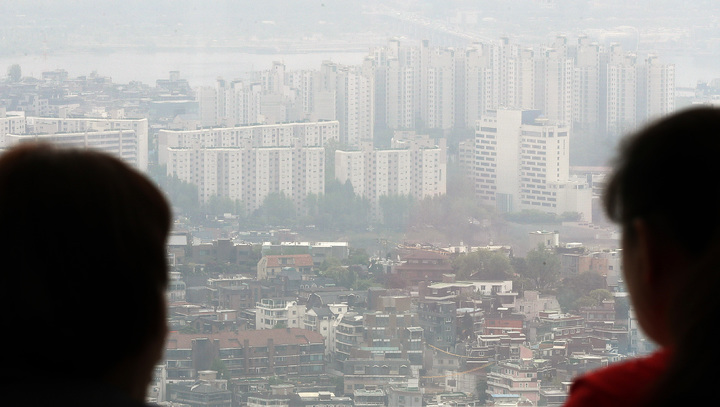[서울=뉴시스] 백동현 기자 = 사진은 25일 오전 서울 남산에서 바라본 서울 시내 아파트 모습. 2022.04.25. livertrent@newsis.com