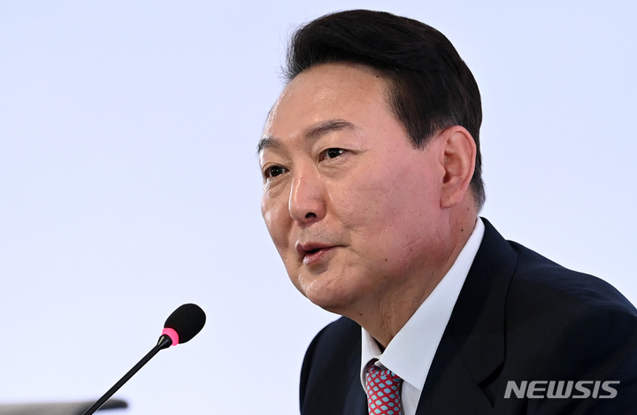 [성남=뉴시스] 인수위사진기자단 = 윤석열 대통령 당선인이 25일 경기도 성남 분당구 SK바이오사이언스에서 열린 코로나19 백신 개발 관련 간담회에서 발언하고 있다. 2022.04.25. photo@newsis.com