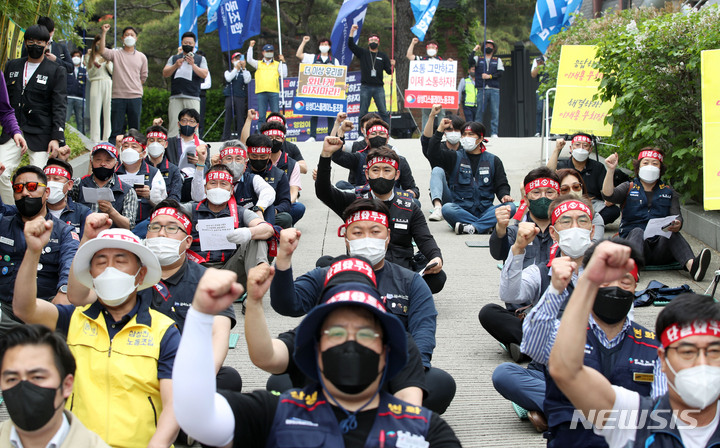 [서울=뉴시스] 홍효식 기자 = 25일 오후 서울 용산구 이재용 삼성전자 부회장 자택 앞에서 삼성전자 노동조합 공동교섭단이 노사협의회 교섭 중단과 노동조합 단체교섭권 쟁취를 촉구하며 전국의 노동조합 및 시민사회단체에 연대투쟁 요청 집회를 하고 있다. 2022.04.25. yesphoto@newsis.com