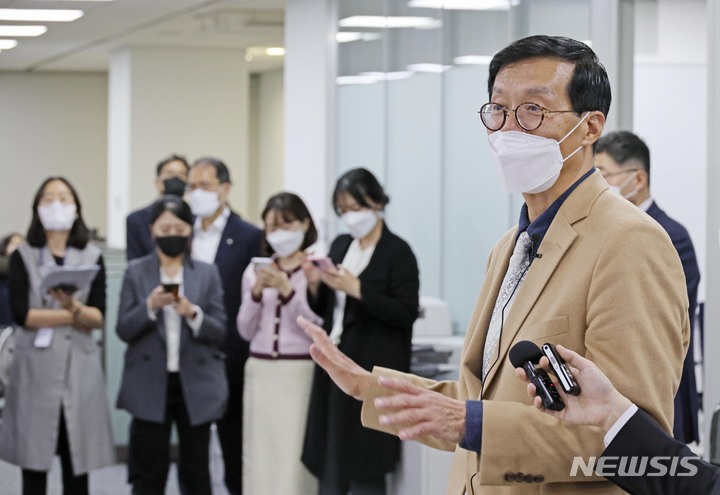 [서울=뉴시스] 사진공동취재단 = 이창용 신임 한국은행총재가 25일 서울 중구 세종대로 한국은행 브리핑룸에서 열린 기자단 상견례에서 기자들의 질문에 답하고 있다. 2022.04.25. photo@newsis.com