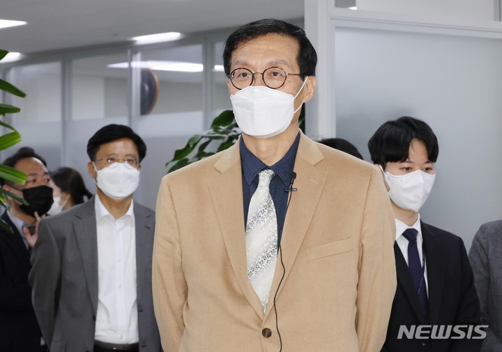 [서울=뉴시스] 사진공동취재단 = 이창용 신임 한국은행총재가 25일 서울 중구 세종대로 한국은행 브리핑룸에서 열린 기자단 상견례에서 기자들의 질문에 답하고 있다. 2022.04.25. photo@newsis.com