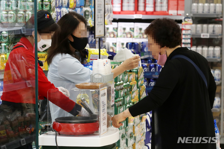 [서울=뉴시스] 조성우 기자 = 코로나19 감염병 등급이 2단계로 낮아짐에 따라 대형마트에서 취식이 가능해진 25일 오후 서울 시내 한 대형마트에서 고객이 시식을 하고 있다. 2022.04.25. xconfind@newsis.com