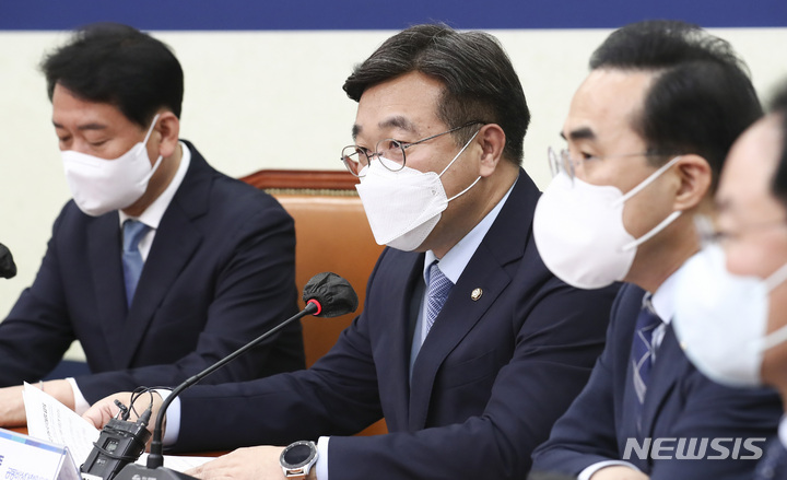 [서울=뉴시스] 고범준 기자 = 25일 서울 여의도 국회 더불어민주당 당대표 회의실에서 열린 '강원도를 위한 민주당 5대 비전 발표회'에서 윤호중 공동비상대책위원장이 발언을 하고 있다. (공동취재사진) 2022.04.25. photo@newsis.com