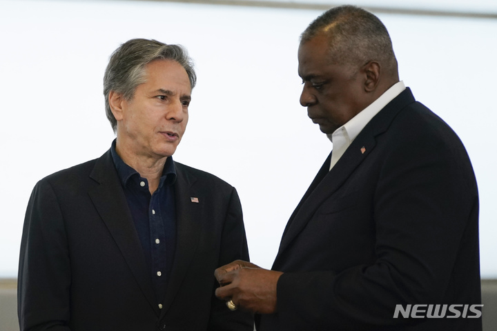 [AP/뉴시스]토니 블링컨 미 국무장관(왼쪽)과 로이드 오스틴 국방장관이 지난 4월 우크라이나 키이우 순방을 마치고 귀국한 뒤 우크라이나 접경지역인 폴란드에서 기자회견을 하고 있다. 2022.05.20