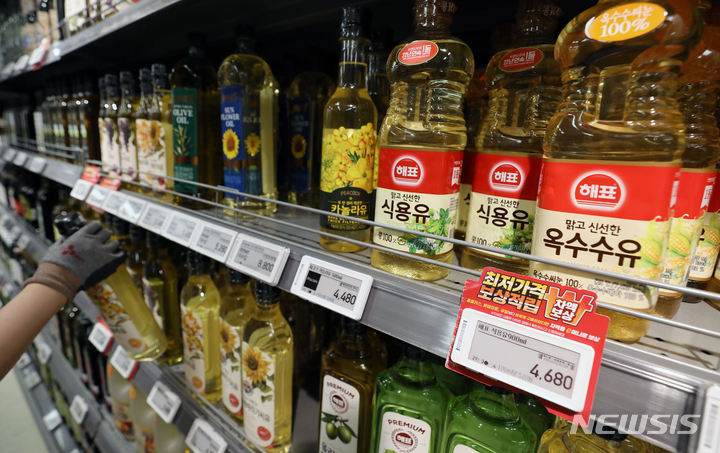 [서울=뉴시스] 조성우 기자 = 인도네시아가 생산하는 팜유가 수출용으로 빠져나가며 내수 식용유 수급이 불안정해지자 인도네시아 정부는 28일부터 팜유와 팜유 원료 물질의 수출을 금지하기로 했다. 국내에서 라면이나 과자·빵 등 가공식품에 광범위하게 사용되는 팜유는 인도네시아가 세계 팜유시장 공급량의 절반 이상을 차지하고 있어 우리나라 제품 생산 차질과 제품 가격 상승 압력이 커질 수밖에 없다. 25일 서울 시내 한 대형마트에서 직원이 식용유를 진열하고 있다. 2022.04.25. xconfind@newsis.com