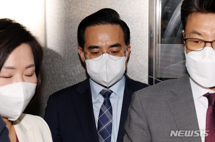 [서울=뉴시스] 김선웅 기자 = 박홍근 더불어민주당 원내대표가 25일 서울 여의도 국회에서 국회의장을 면담한 뒤 엘리베이터를 타고 자리를 떠나고 있다. (공동취재사진) 2022.04.25. photo@newsis.com