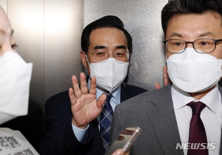 [서울=뉴시스] 김선웅 기자 = 박홍근 더불어민주당 원내대표가 25일 서울 여의도 국회에서 국회의장을 면담한 뒤 엘리베이터를 타고 자리를 떠나고 있다. (공동취재사진) 2022.04.25. photo@newsis.com