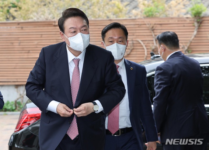 [서울=뉴시스] 인수위사진기자단 = 윤석열 대통령 당선인이 지난 25일 오후 서울 종로구 통의동 대통령직인수위원회로 들어가고 있다. 2022.04.25. photo@newsis.com