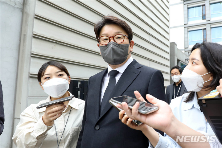 [서울=뉴시스] 인수위사진기자단 = 권성동 국민의힘 원내대표가 25일 오후 서울 종로구 통의동 대통령직인수위원회를 방문한 뒤 떠나고 있다. 2022.04.25. photo@newsis.com