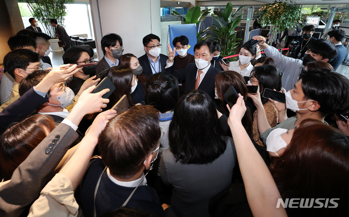 [서울=뉴시스] 인수위사진기자단 = 윤한홍 청와대 이전 태스크포스(TF) 팀장이 25일 오후 서울 종로구 통의동 대통령직인수위원회에서 청와대 개방 행사 관련 브리핑을 마친 후 취재진의 질문을 받고 있다. 2022.4.25 2022.04.25. photo@newsis.com