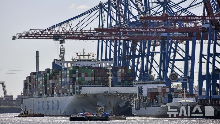 [함부르크(독일)=AP/뉴시스]2022년 3월19일 독일 함부르크항에서 크레인이 컨터에너들을 선박에 선적하고 있다. 도널드 트럼프 미 대통령의 관세가 유럽 최대 경제국 독일에 큰 타격을 입히면서 7월 독일의 대미 수출이 2021년 이후 최저치로 떨어졌다고 AFP 통신이 8일 보도했다. 2025.09.08.