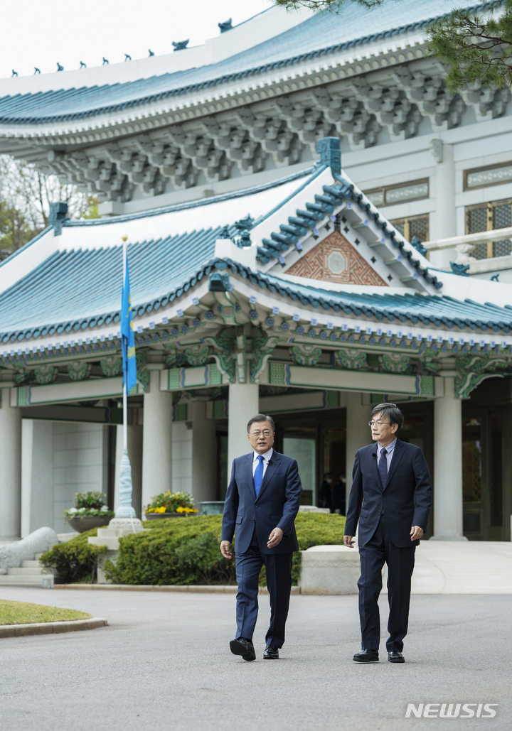 [서울=뉴시스] 문재인 대통령이 지난 14일 청와대 본관 앞에서 JTBC 손석희 전 앵커와 '대담-문재인 5년' 특별대담을 위해 여민관으로 이동하고 있다. (사진=청와대 제공) 2022.04.25. photo@newsis.com