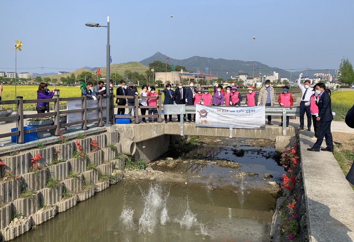 [고성(경남)=뉴시스] 신정철 기자= 경남 고성군은 지난 22일 지구의 날을 맞아 고성읍 기월리 봄꽃 경관농업단지의 송학천에서 ‘EM 흙공 던지기, 착한 손’ 체험장을 개설, 25일까지 3일간 운영했다.(사진=고성군 제공).2022.04.26. photo@newsis.com *재판매 및 DB 금지