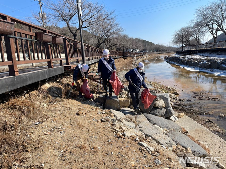 [서울=뉴시스] DL건설은 올해부터 현장 환경 관리 캠페인인 'DL 그린 챌린지'를 전개하고 있다. (사진=DL건설 제공)
