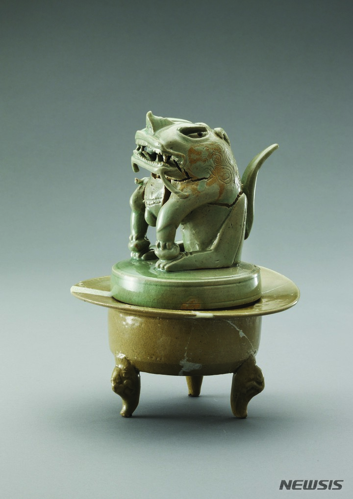 [서울=뉴시스] 보물 '청자 사자형뚜껑 향로' 전체. (사진=문화재청 제공) 2022.04.26. photo@newsis.com *재판매 및 DB 금지