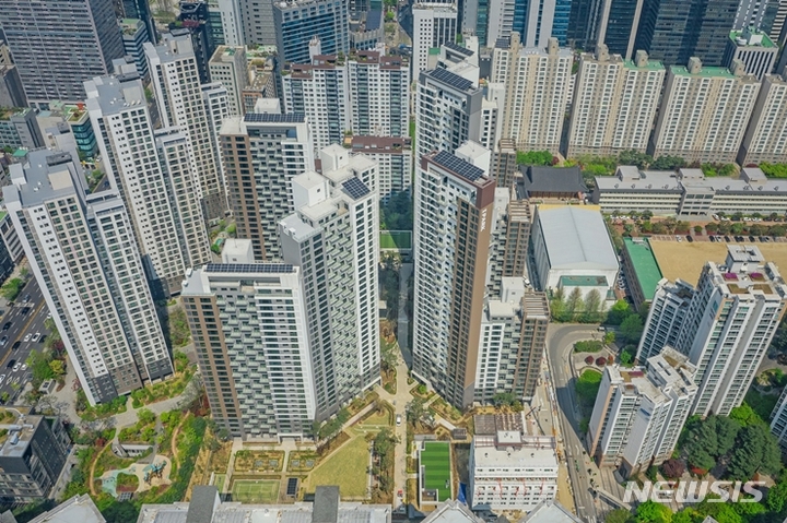 [서울=뉴시스] 강남 센트럴 아이파트 전경. 