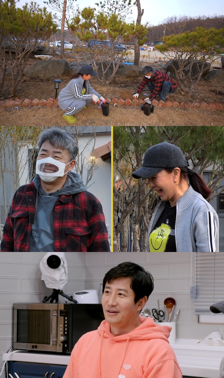 [서울=뉴시스] '박원숙의 같이 삽시다' 김청, 이훈. 2022.04.26.(사진=KBS2 '박원숙의 같이 삽시다' 제공) photo@newsis.com*재판매 및 DB 금지 *재판매 및 DB 금지