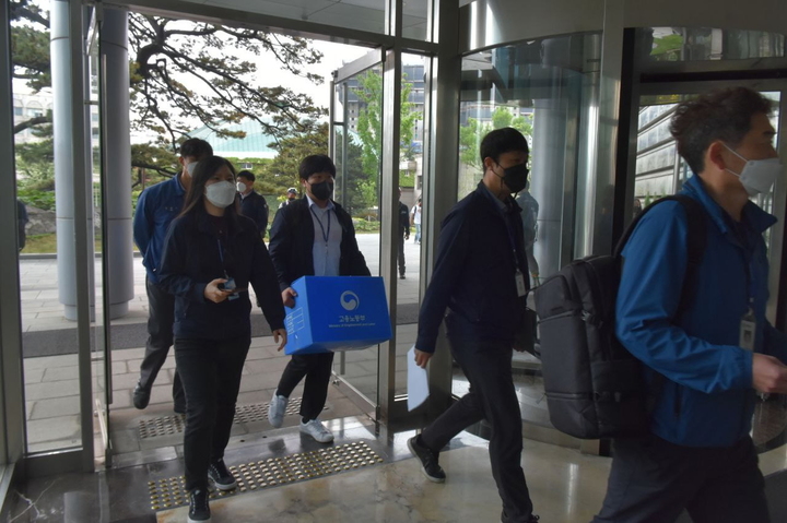 [울산=뉴시스]부산지방고용노동청 감독관 등이 26일 현대중공업 울산 본사로 압수수색을 하기 위해 들어가고 있다. 이번 압수수색은 지난 2일 폭발 추정 사고로 협력업체 노동자 1명이 숨진 사건과 관련된 것으로 알려졌다. (사진=현대중공업 노조 제공) 2022.04.26. photo@newsis.com *재판매 및 DB 금지