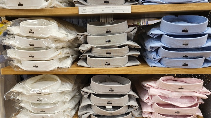 [서울=뉴시스] 박미선 기자 = 서울 영등포구의 한 유니클로 매장에서 M, L, XL 등 총 3가지 사이즈의 남성용 남방을 판매 중이다. *재판매 및 DB 금지